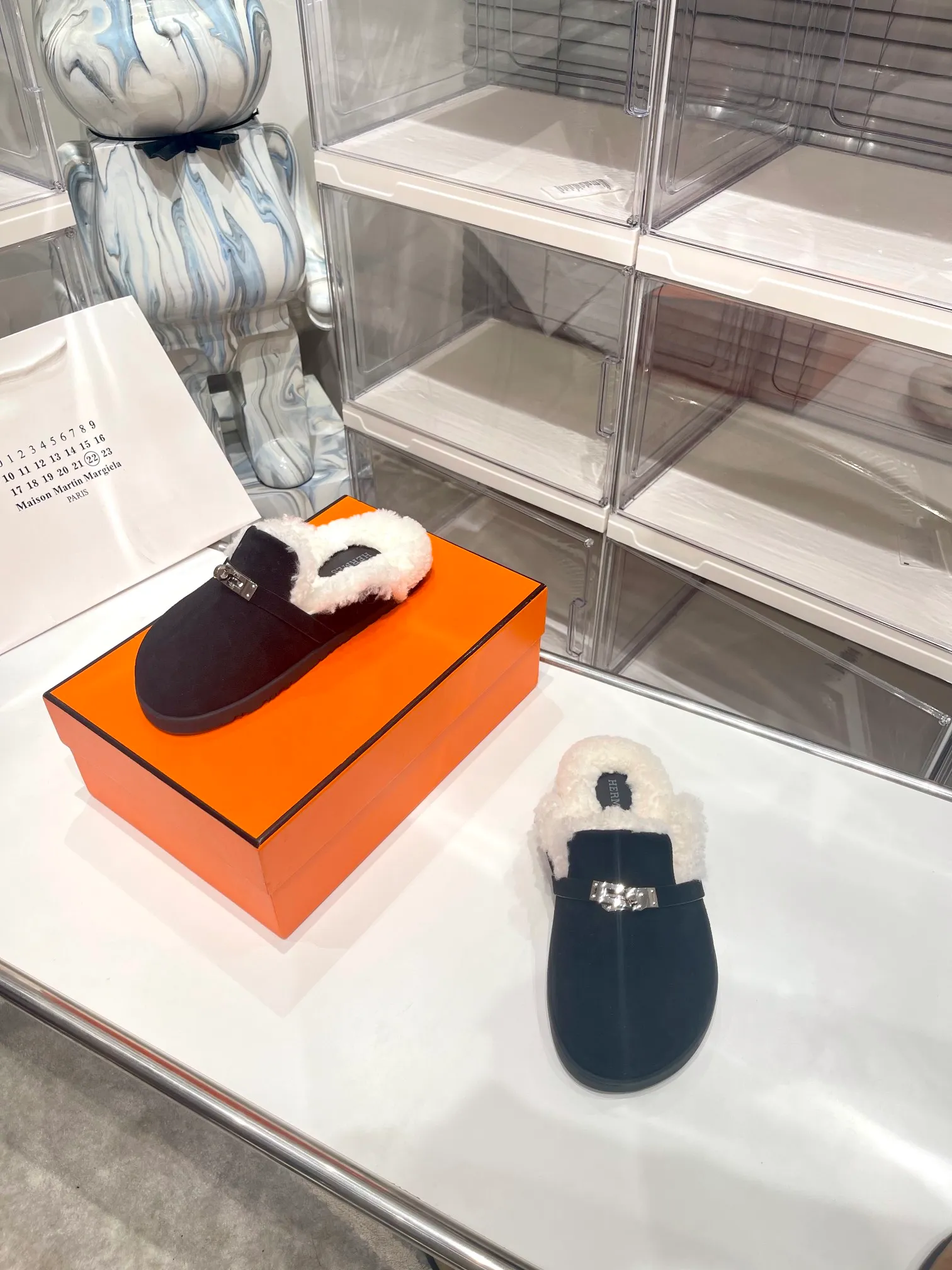 【HERMESG】Furry mop P: 580💰 ●Number of sizes: Men 39-44 (45 custom-made) Women 35-40 (41.42 custom-made) HERMES Hermès cute half-movers.  Classic family language design! It looks good no matter how you match it! Casual and high-end feeling, the comfort is also great, paired with various colorful socks, it has a trendy high-end feel. The top version is made of high-quality real wool ●Upper: imported cow suede ●Inner: imported sheepskin one piece ●Foot: imported mixed sheepskin ●Outsole: Tpu non-slip and wear-resistant outsole.